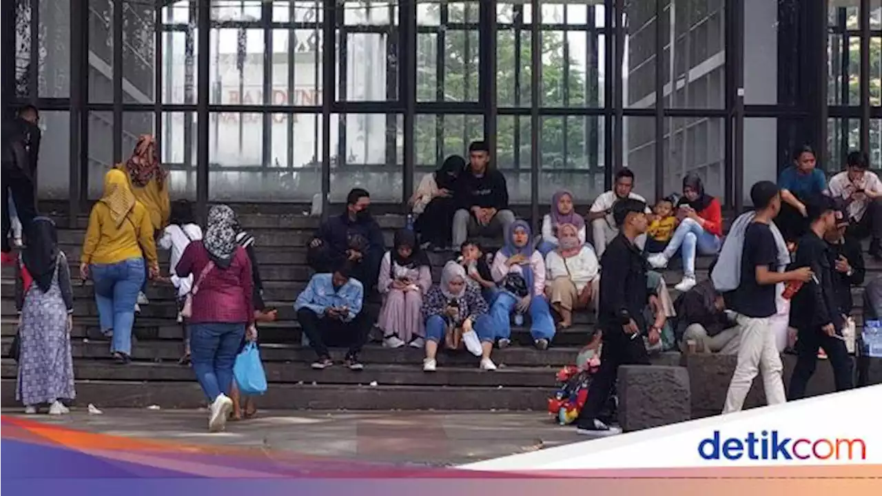 Ditutup Pemkot, Alun-alun Bandung Tetap Ramai Dikunjungi Warga