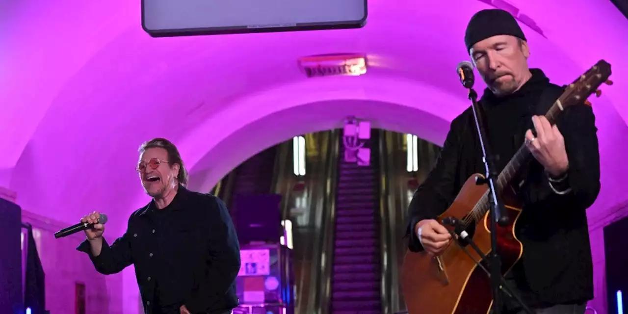 Ukraine : Bono, le leader de U2, donne un concert dans le métro de Kiev