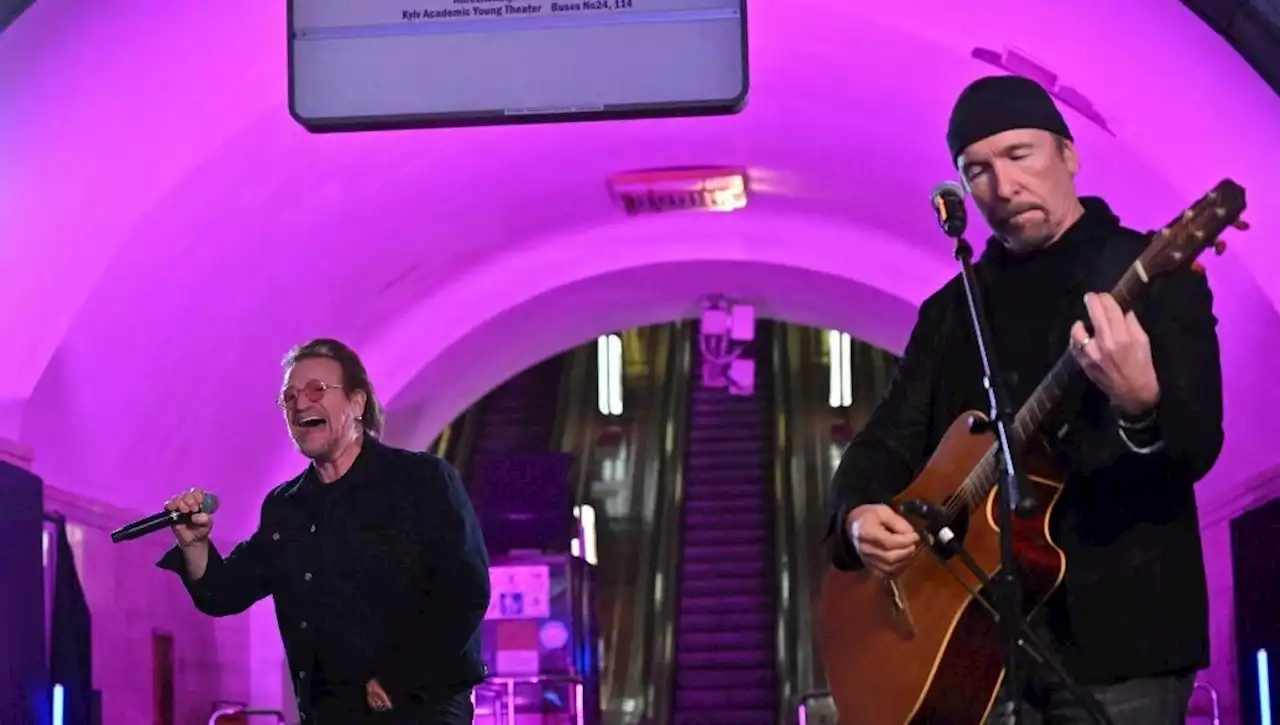 Bono et The Edge de U2 donnent un concert dans le métro de Kiev, à l'invitation du président Zelensky