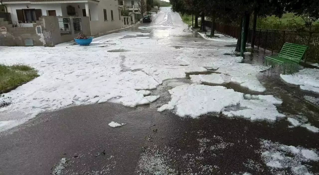 Grandinata eccezionale nel Sud Sardegna: a Mandas strade come fiumi di acqua e ghiaccio