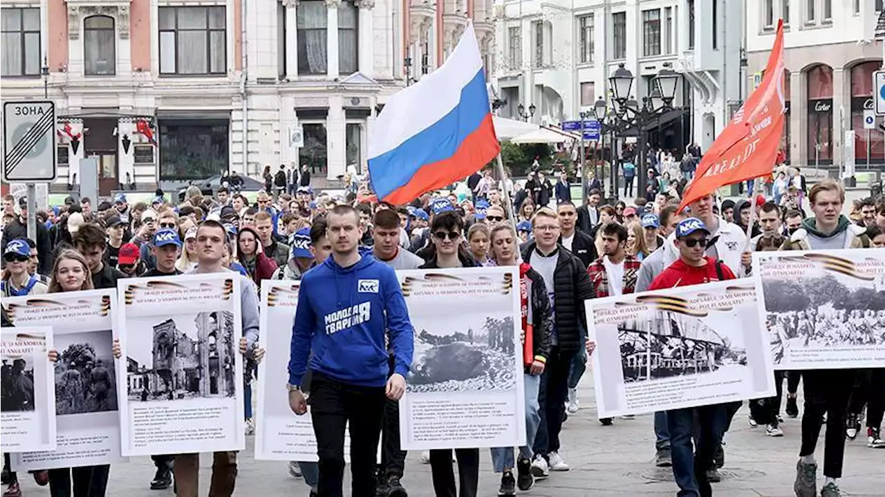 Акции прошли у посольств недружественных стран с призывом не переписывать историю