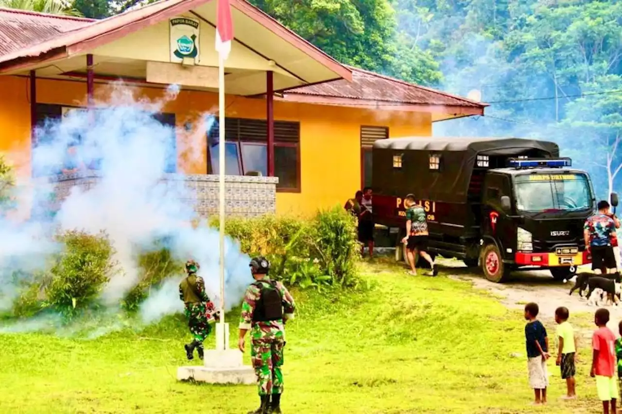 Antisipasi Malaria dan DBD di Papua Barat, Prajurit TNI Melakukan Pengasapan