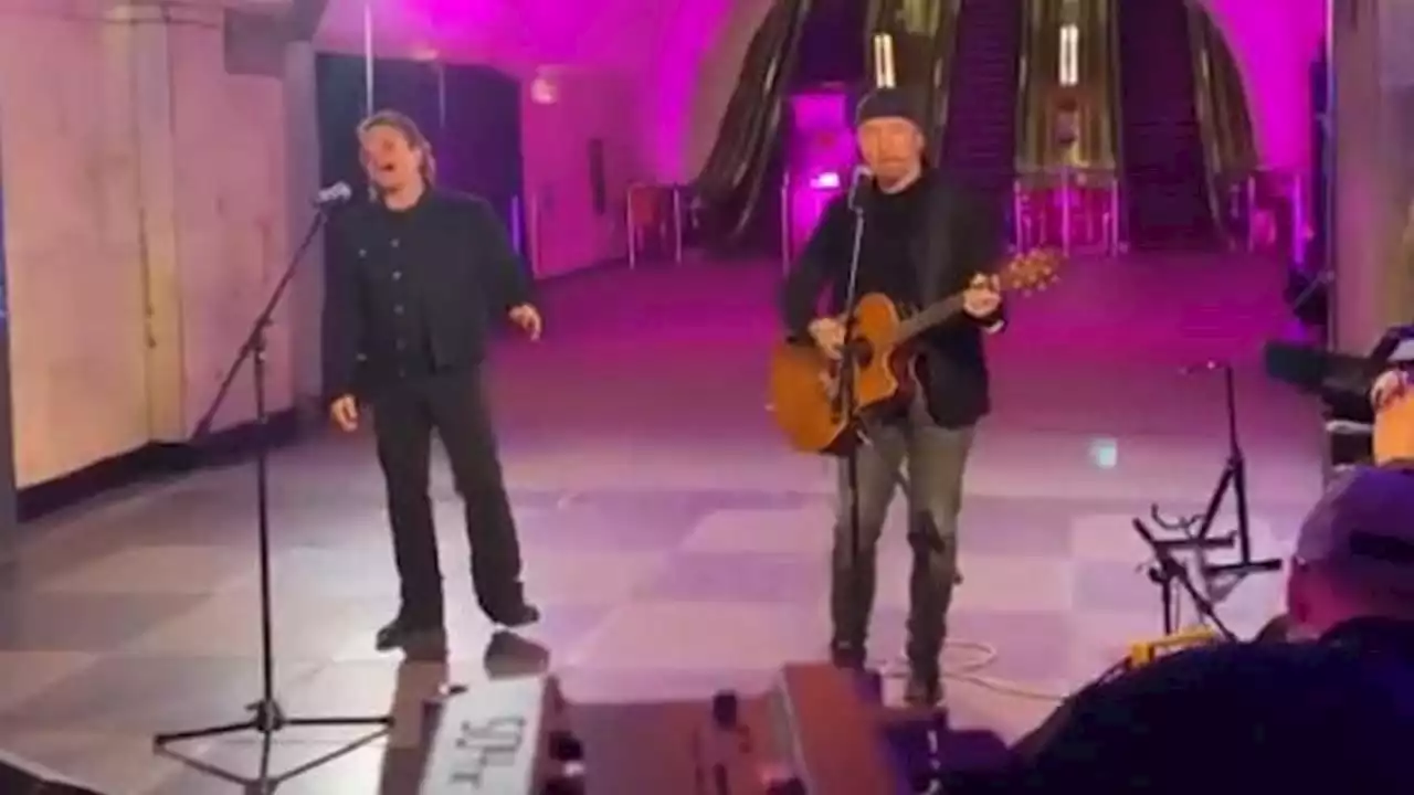 Bono e The Edge in Ucraina suonano a sorpresa nella metropolitana di Kiev