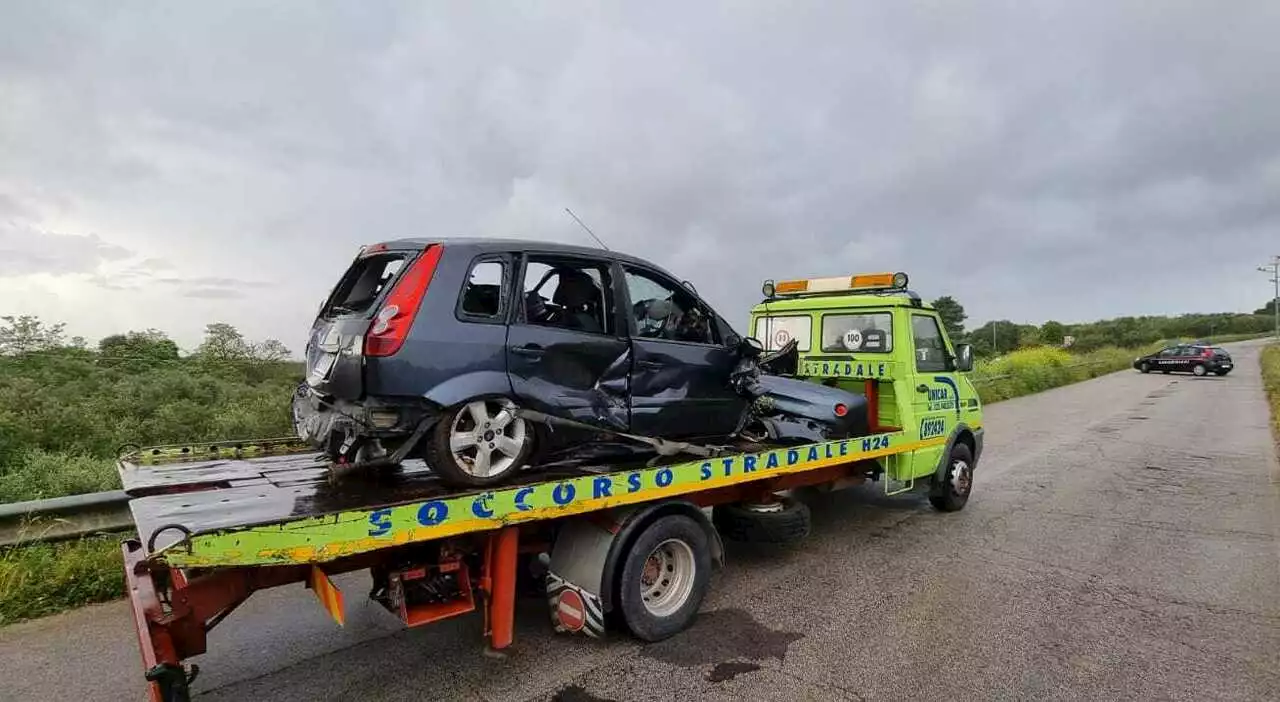 Sfonda il guardrail e si schianta contro un ulivo: morto un 21enne nel brindisino