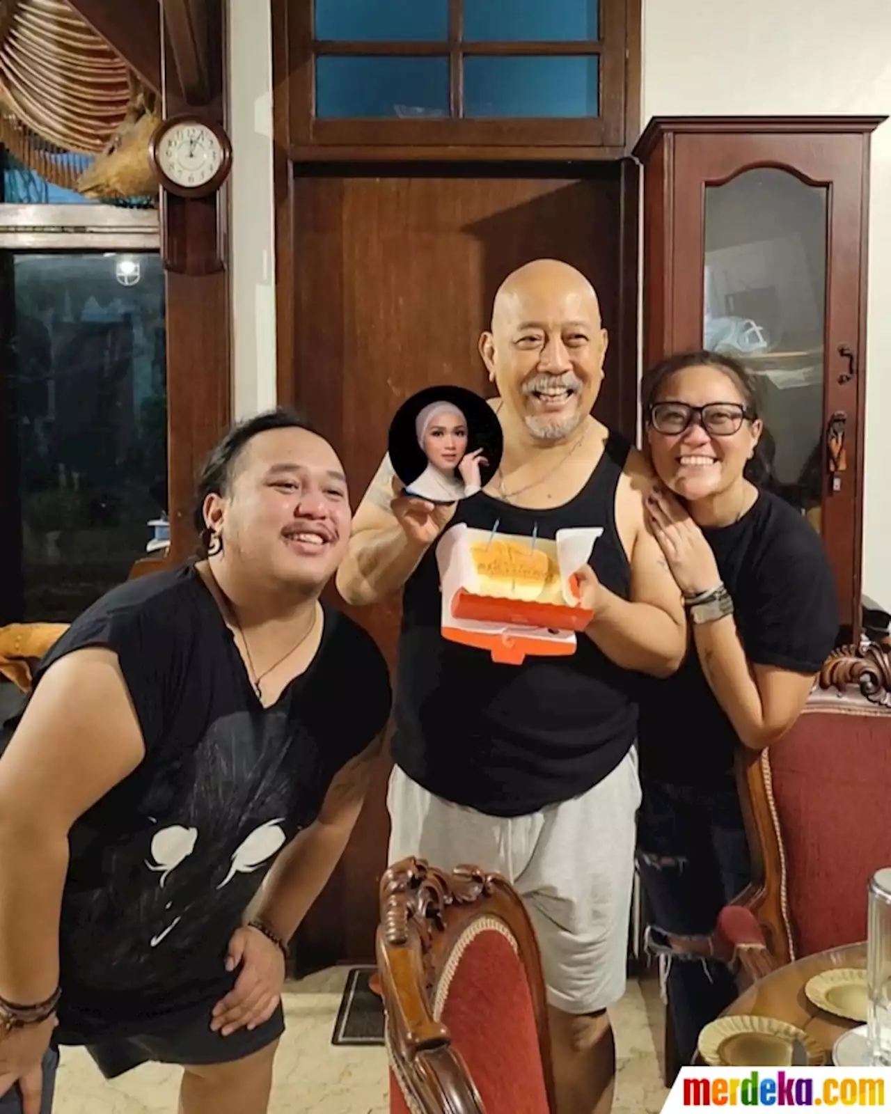 Foto : Potret Momen Perayaan Ulang Tahun Indro Warkop DKI ke-64 Digelar Sederhana | merdeka.com