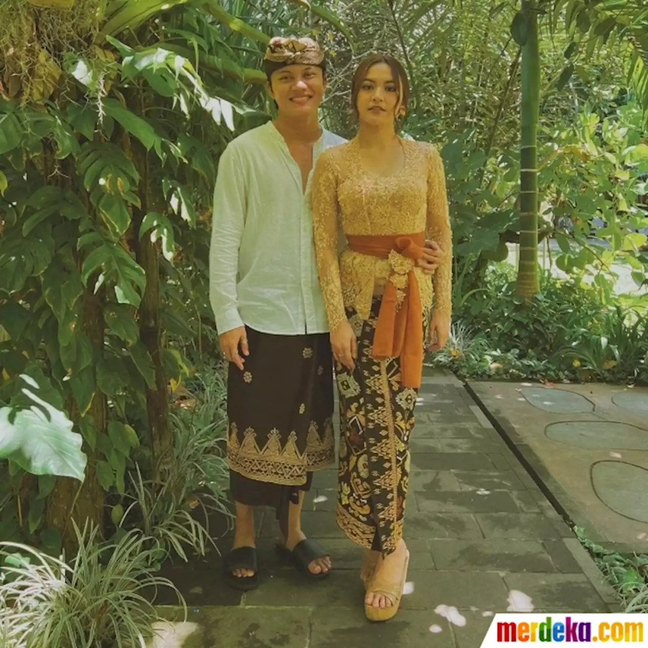 Foto : Potret Terbaru Rizky Febian dan Mahalini, Kompak Kenakan Pakaian Adat Bali | merdeka.com