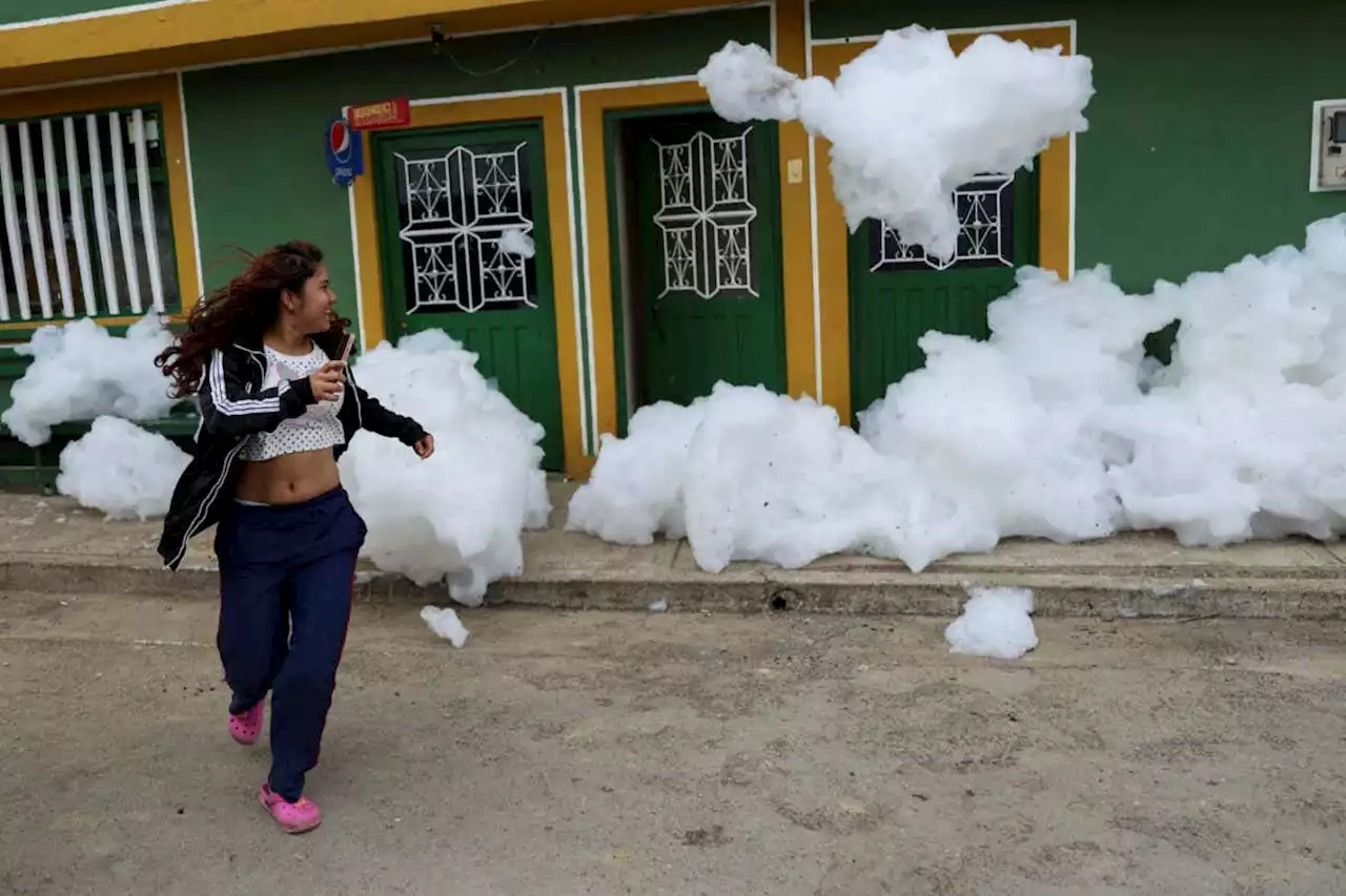 Toxic foam from polluted rivers causes health problems in Colombia