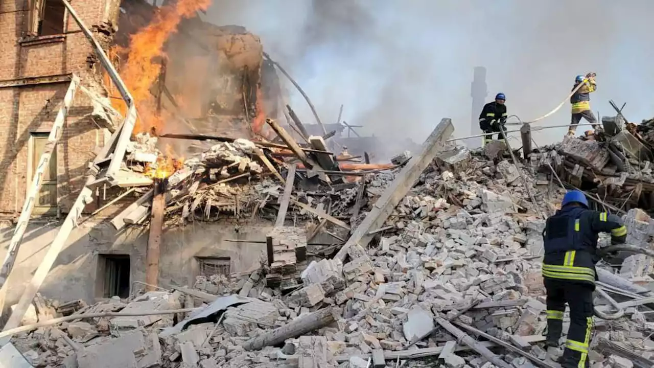 Il raid russo sulla scuola-rifugio nel Lugansk: due morti e 60 dispersi sotto le macerie