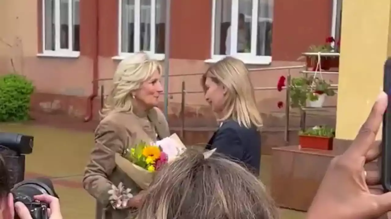 Video - Visita a sorpresa della first lady americana Jill Biden che incontra Olena Zelenska