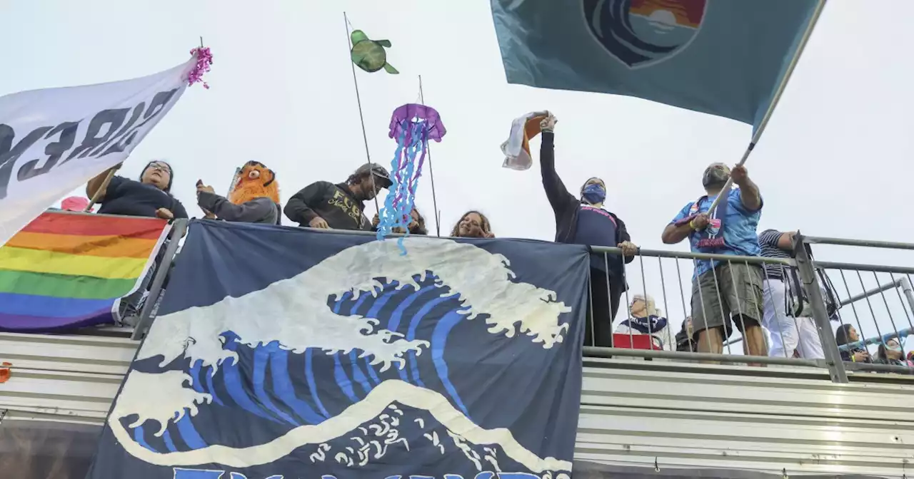 Four goals by Alex Morgan rewards enthusiastic Wave crowd, many girls