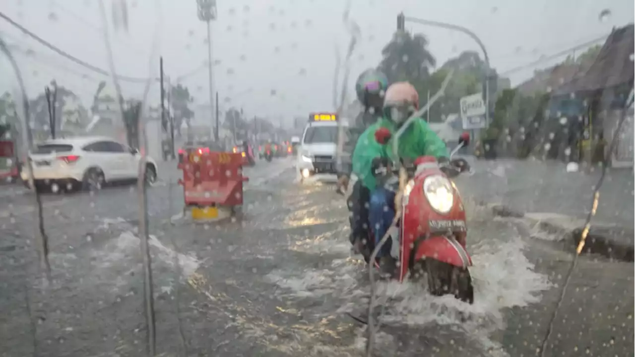 Hujan 1 Jam, Jalanan Solo Tergenang, Sejumlah Mobil dan Motor Mogok