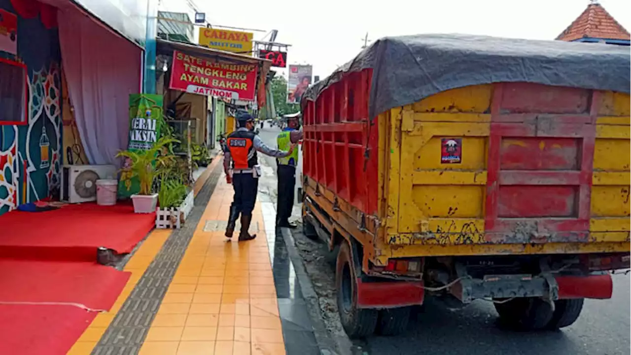 Nekat Beroperasi Saat Lebaran, Puluhan Sopir Truk Galian C Ditilang