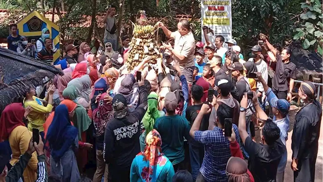 Wabup Karanganyar Sebar Uang Pecahan Rp50.000 di Gunungan Apam Sewu