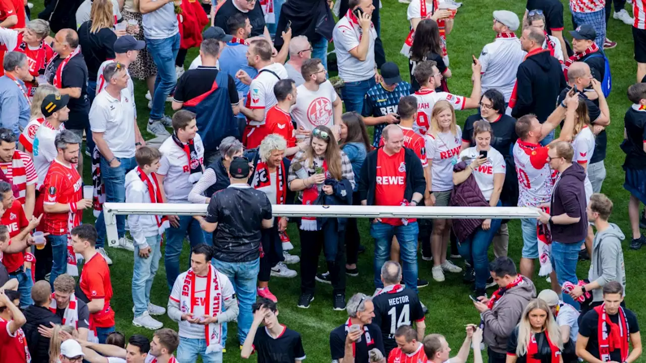 1. FC Köln: Die Fans stürmen, die Spieler fliehen