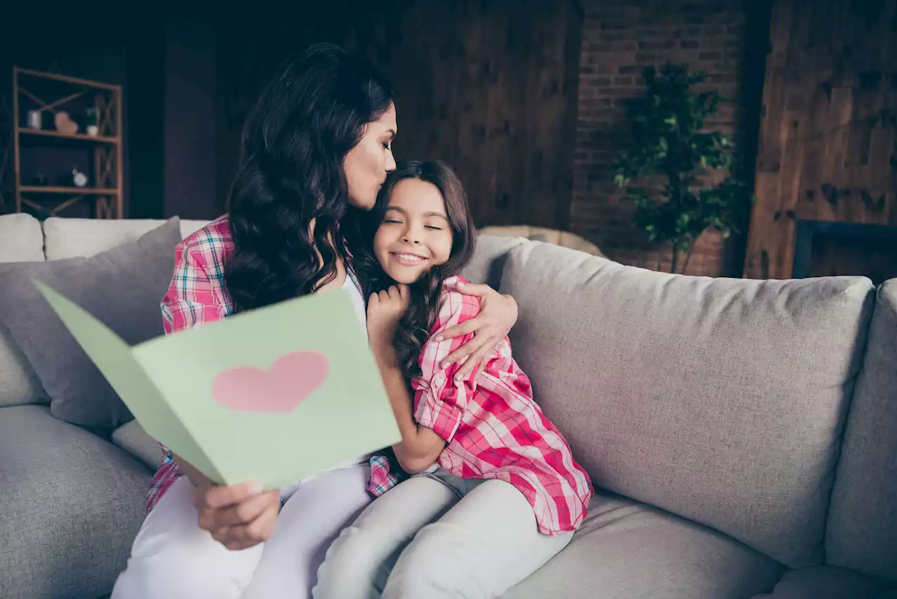 “Gracias por todo, mamá”: los mejores poemas para el Día de la Madre