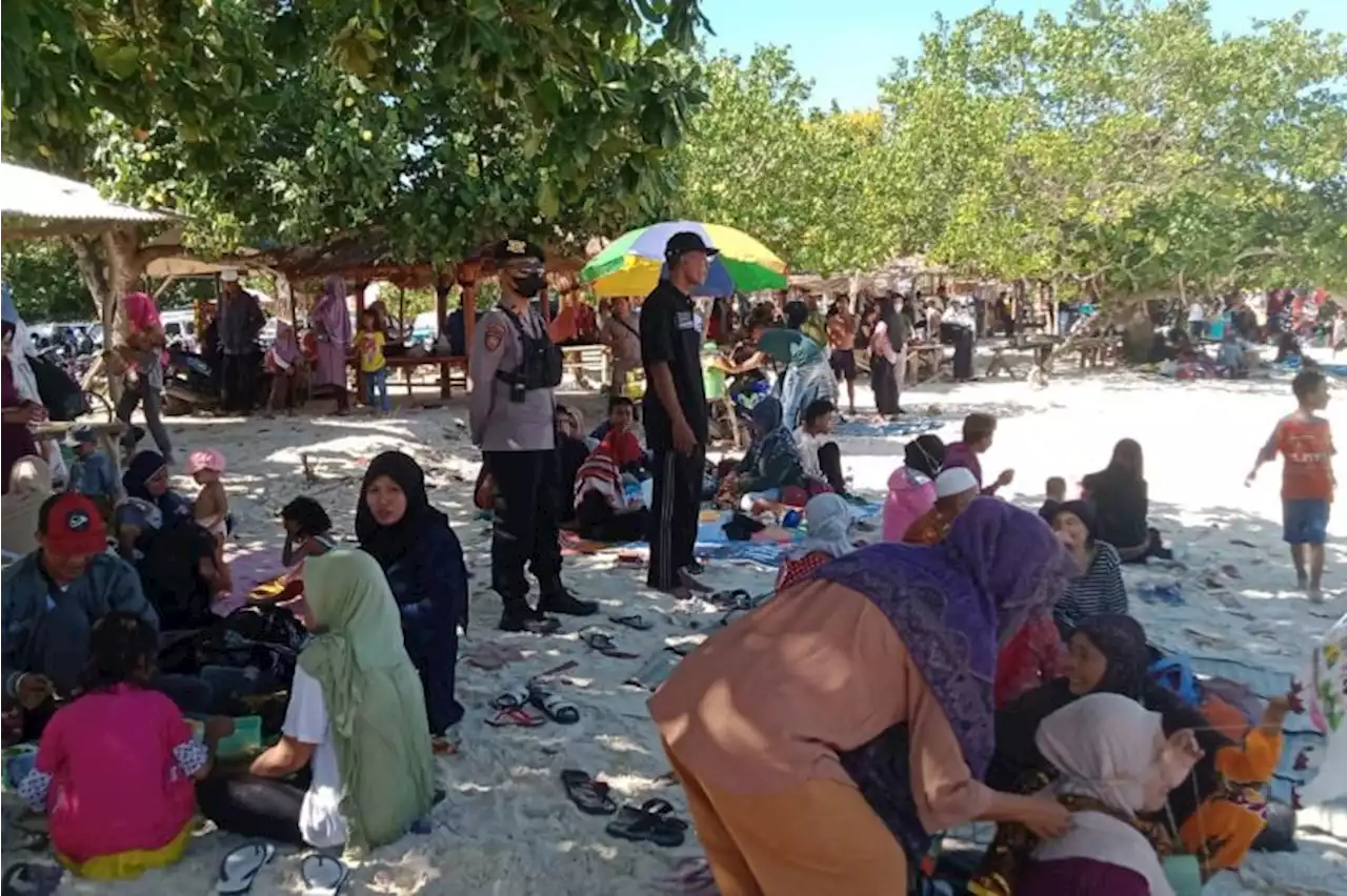 Lebaran Topat, ribuan warga 'menyemut' di Pantai KEK Mandalika