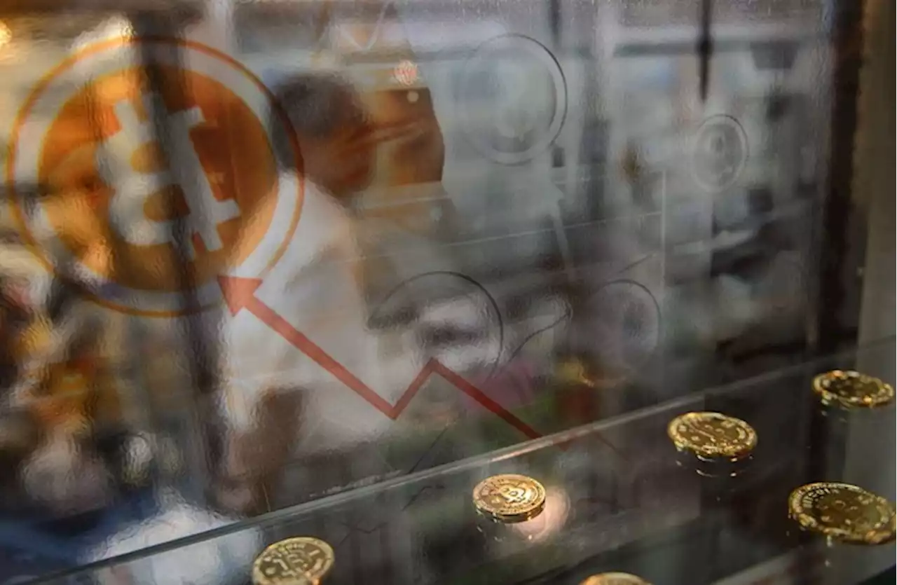 في غضون 7 أشهر.. البيتكوين تخسر نصف قيمتها السوقية