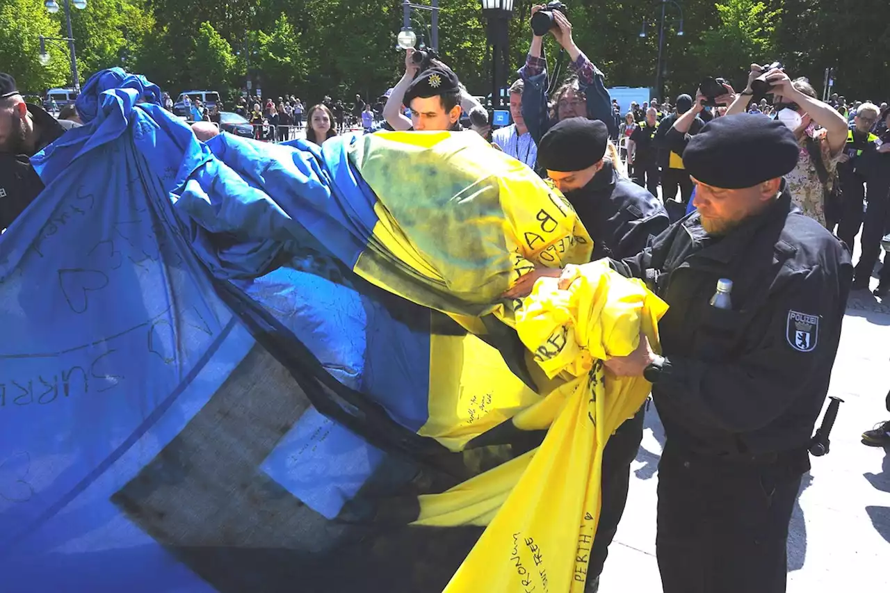 Einsatz der Polizei Berlin: CDU will gegen Flaggenverbot klagen