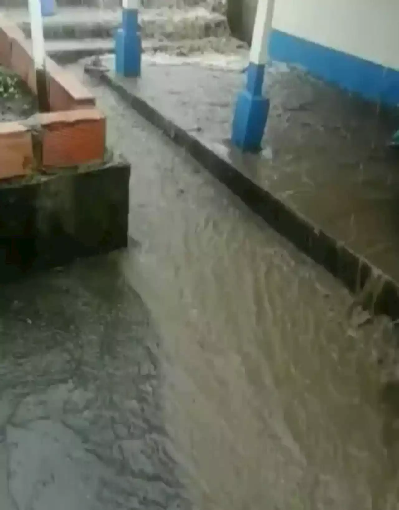 Fuerte aguacero dañó computadores y libros de escuela rural del Cerrito, Santander