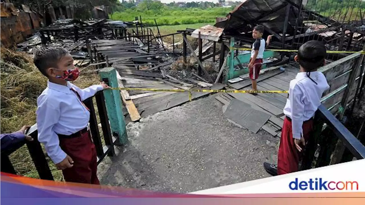 Ketika Para Siswa SD Terpaku Melihat Sekolah Mereka Ludes Terbakar