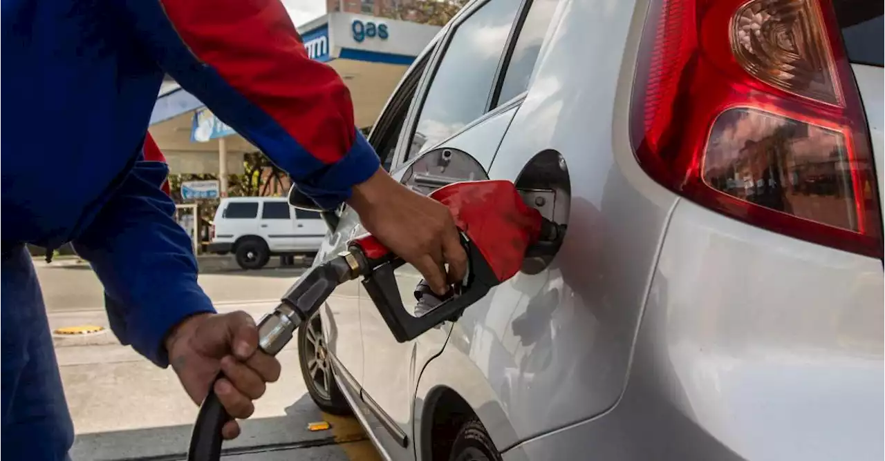 ¿Por qué la gasolina extra cuesta el doble de la corriente?