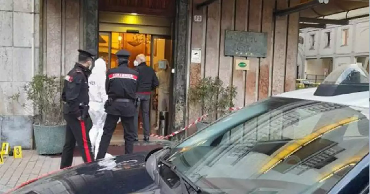 Alessandria, ucciso nella notte il portiere di un hotel: il corpo trovato nella hall