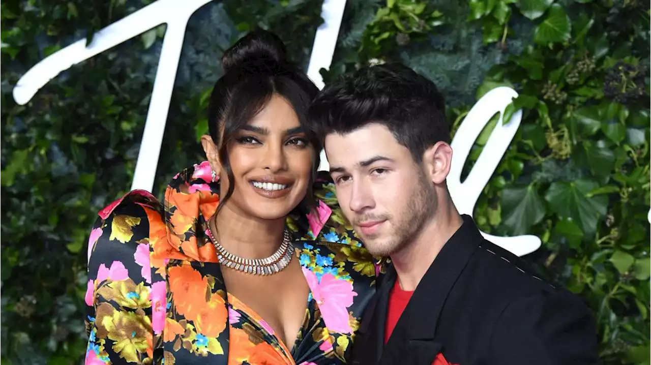 Priyanka Chopra + Nick Jonas: Erstes Foto mit Töchterchen Malti