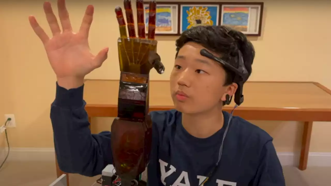 A high school student built a prosthetic arm he controls with his mind. Using AI?