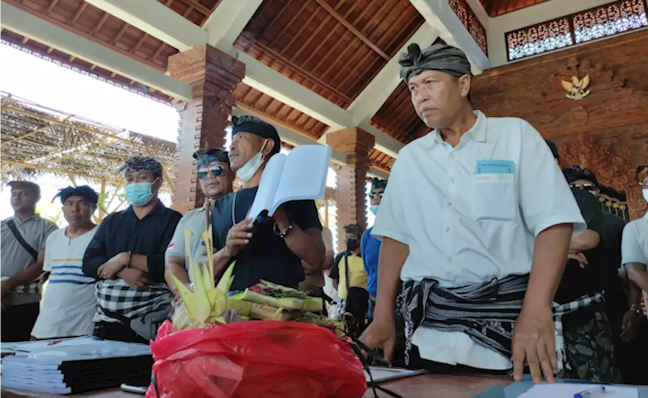 Warga Haturkan Banten Pejati, Sumpahi Jaksa yang Mainkan Korupsi LPD Serangan