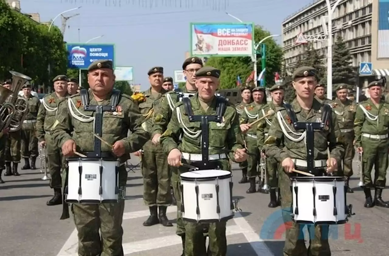 День Победы в Донбассе: В освобожденных населенных пунктах впервые за восемь лет люди без страха надевают Георгиевские ленты