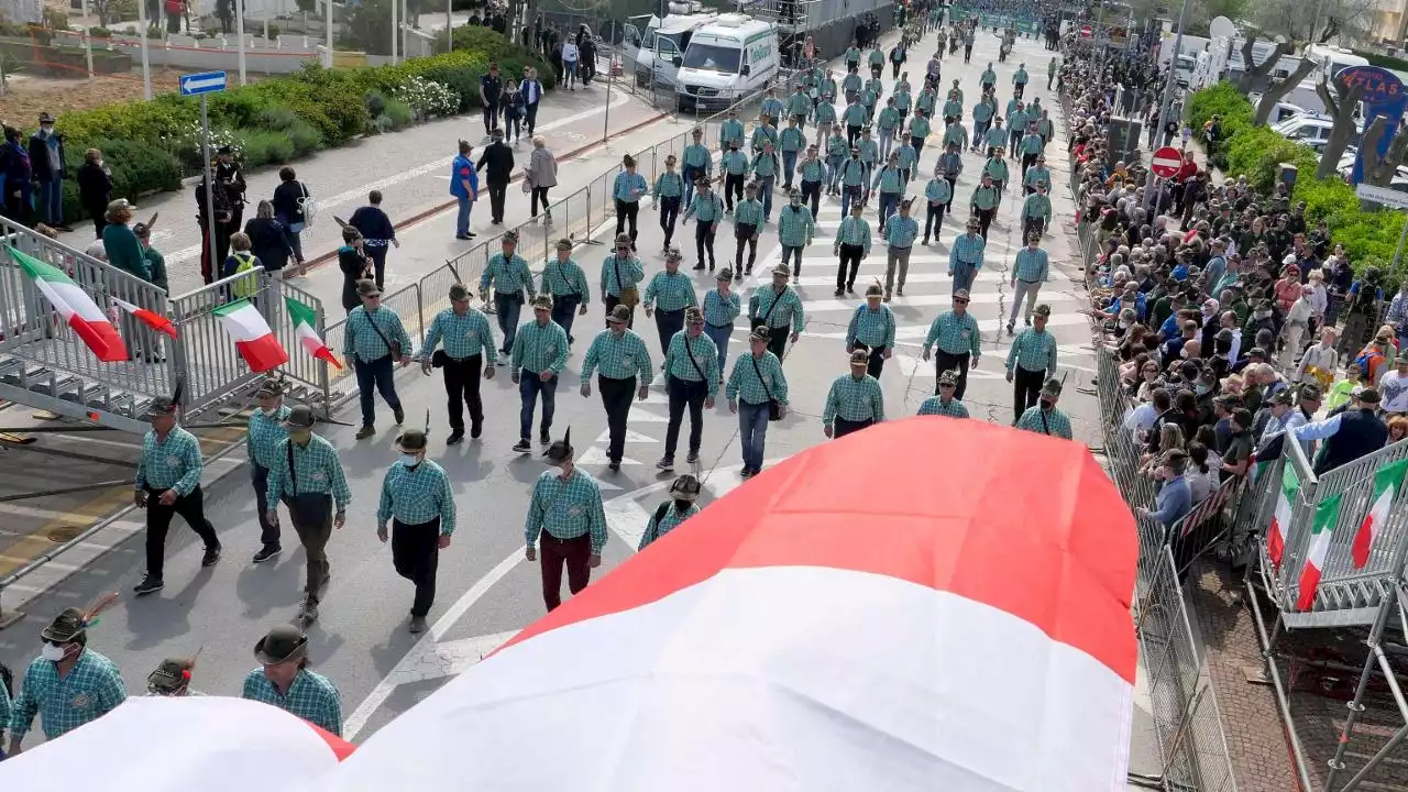 Alpini a Rimini, dopo l’adunata oltre 150 segnalazioni di molestie da parte di donne e persone transessuali: “Facevano catcalling e ci toccavano seno e sedere”