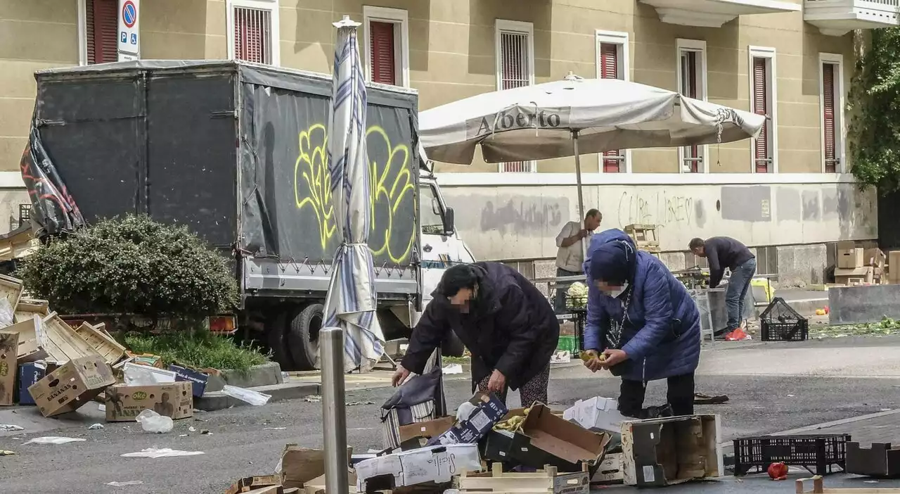 Milano, gli anziani cercano il cibo dagli scarti dei mercati. Errico: «Da San Siro a Papiniano è un fenomeno in crescita»