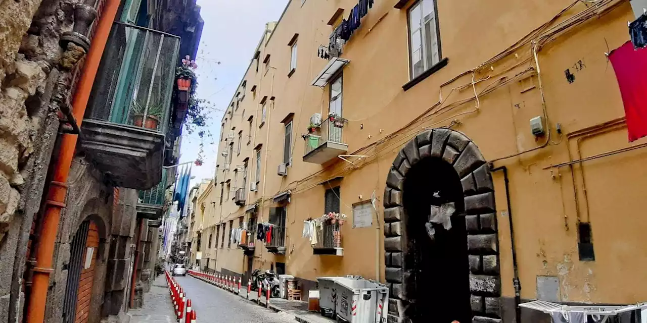 Napoli, abusivi occupano la casa di un'anziana: ora la ristrutturano