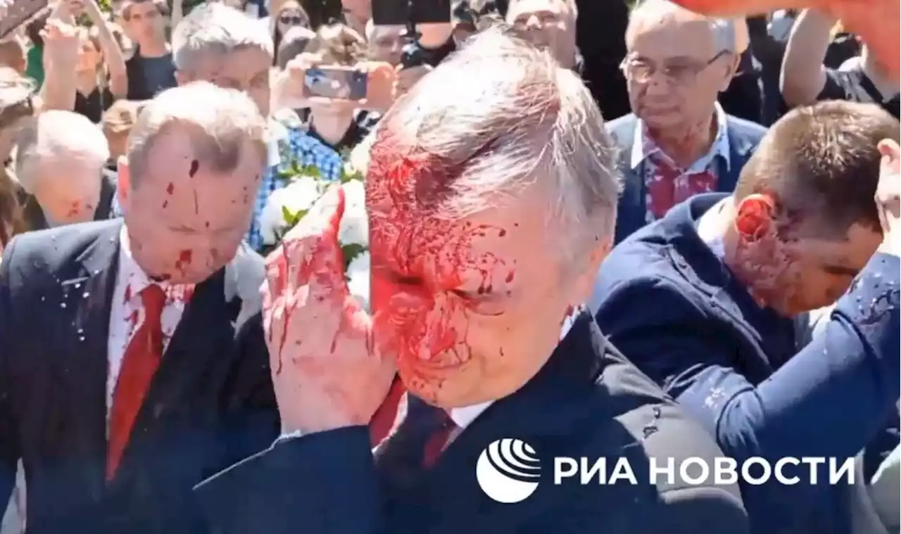 Polonia, ambasciatore russo imbrattato con vernice rossa durante le celebrazioni del 9 maggio