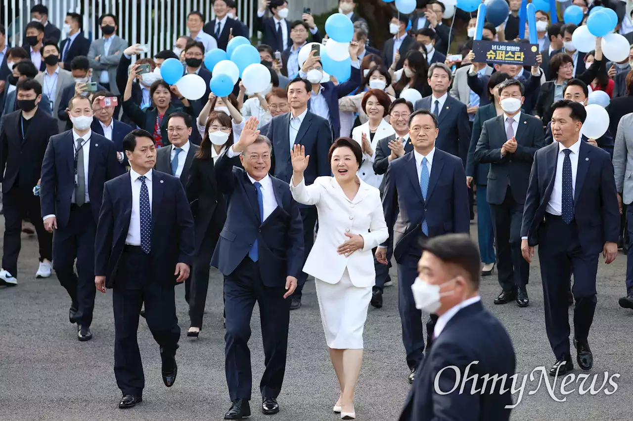 문재인 대통령 연단에 서자, 1만 시민 '슈퍼스타' 열창