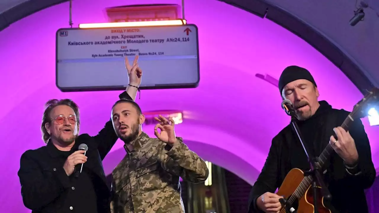 Bono y The Edge dieron un concierto solidario en una estación de subte de Kiev | Los músicos de U2 en Ucrania