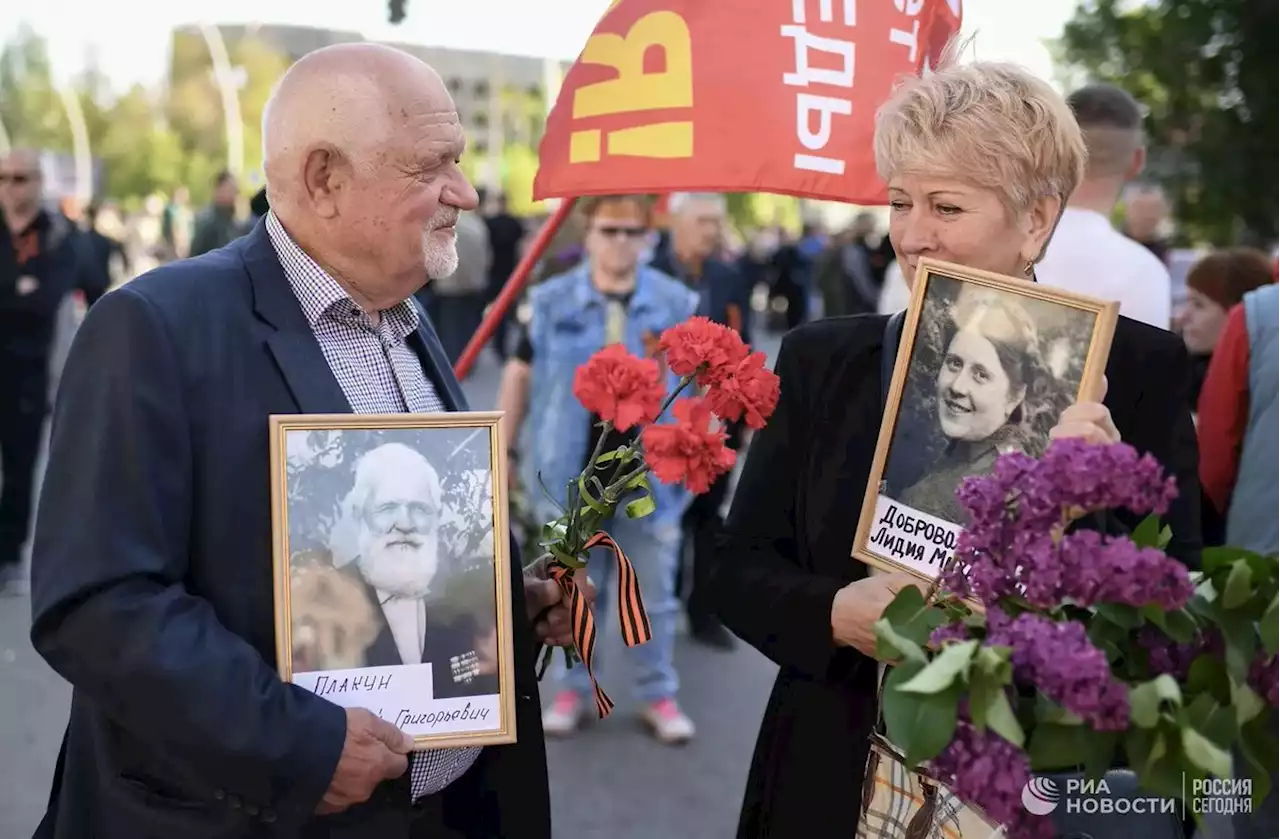 ШествиеБессмертного полка впервые прошло в Мелитополе - РИА Новости, 09.05.2022