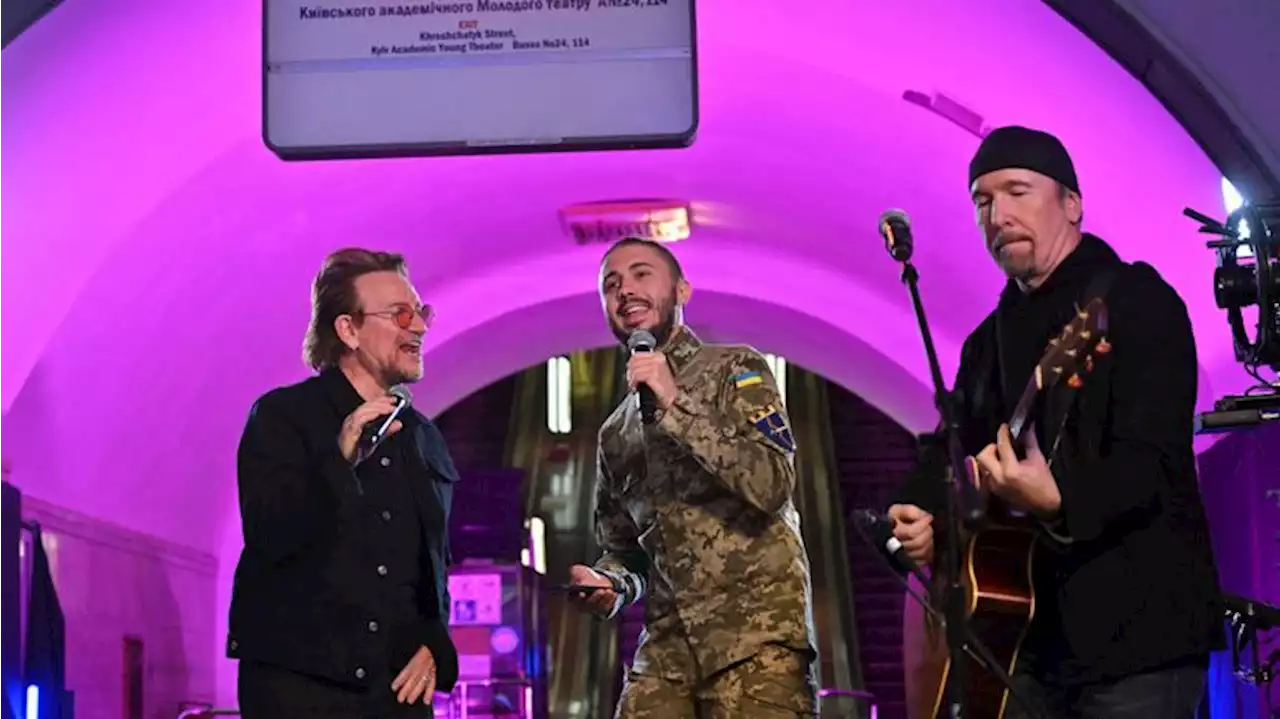 Bono et The Edge donnent un concert surprise dans une station de métro de Kiev en Ukraine