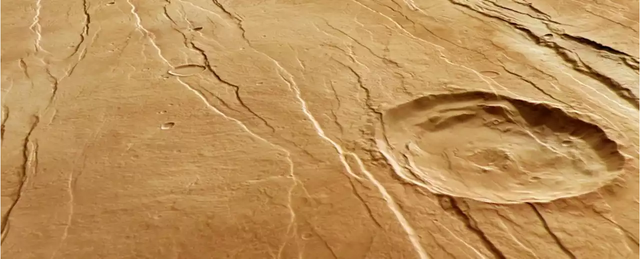 Breathtaking New Images Show Giant 'Claw Marks' on The Surface of Mars