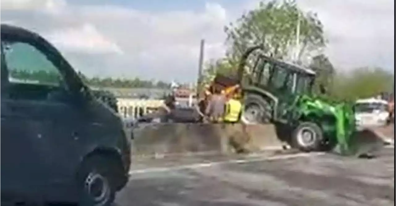 Accident spectaculaire sur la N4 à Assesse: un tracteur embouti se retrouve sur la berme centrale