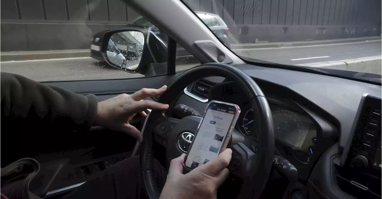 GSM au volant: les nouvelles règles inquiètent de nombreux Belges, «ils ont peur de se faire verbaliser car l’amende a fortement augmenté»