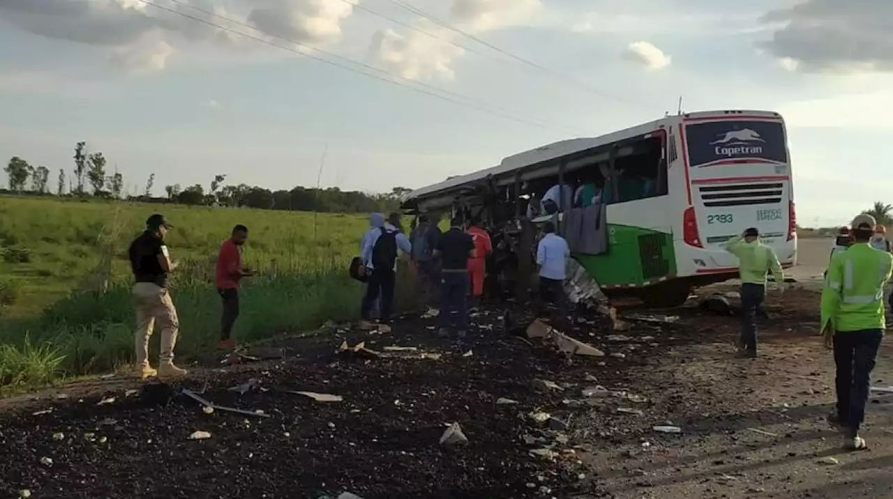 Chocan bus de la Drummond con tractomula cargada de carbón: 3 muertos y 11 heridos