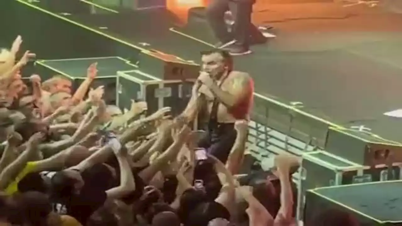 Piero Pelù e la caduta sul palco di Milano, cosa è successo - Video