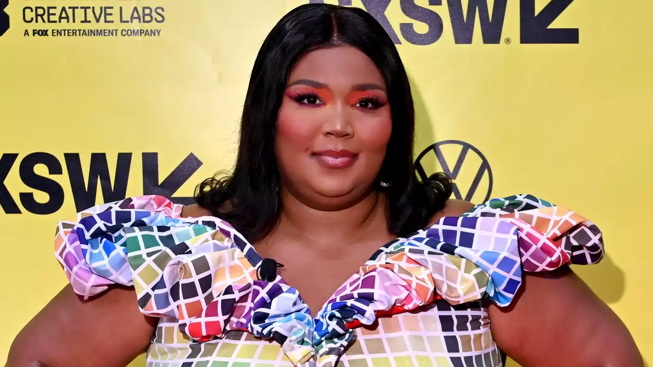 How the Hell Did Lizzo Get So Many Nail-Art Designs on One Hand?