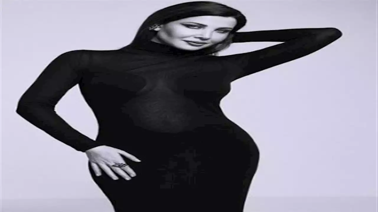 نانسي عجرم بـ'فستان' جريء و'سيلفي' أحمد مكي.. 10 لقطات لنجوم الفن في 24 ساعة