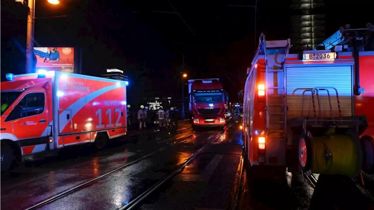 Friedrichshain: Rollerfahrer von Lkw erfasst