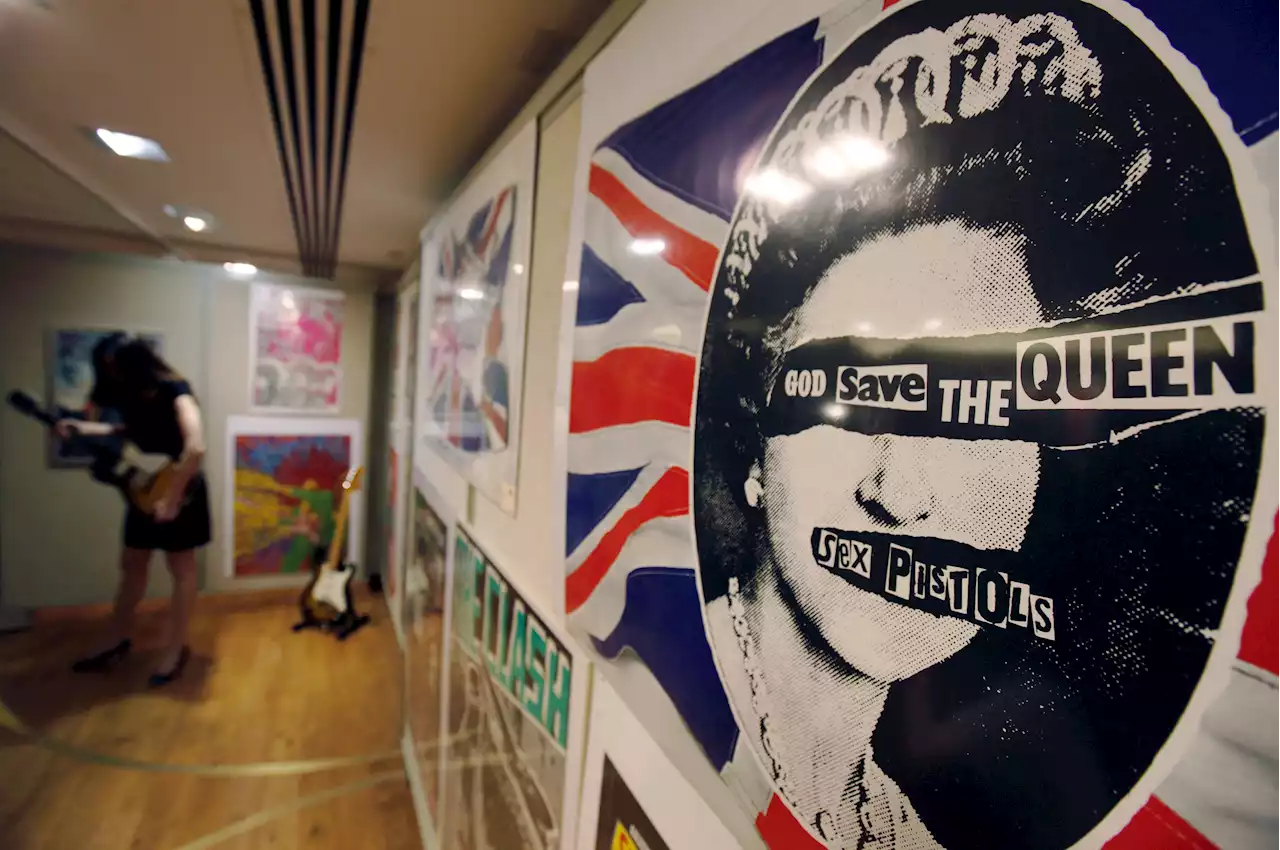 Sex Pistols Aim to Give Queen's Jubilee a Touch of Punk