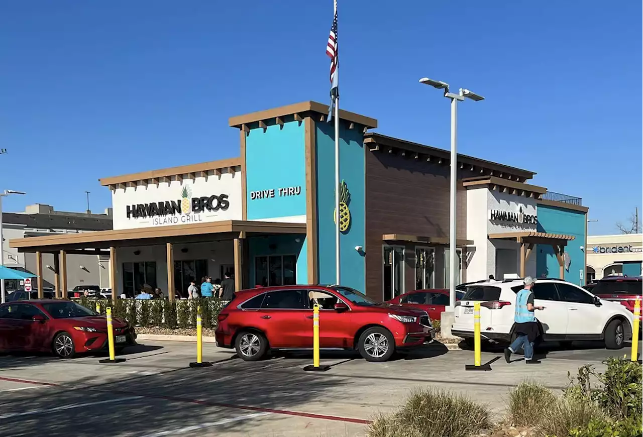 Fast-casual chain Hawaiian Bros Island Grill will open its first San Antonio store this summer