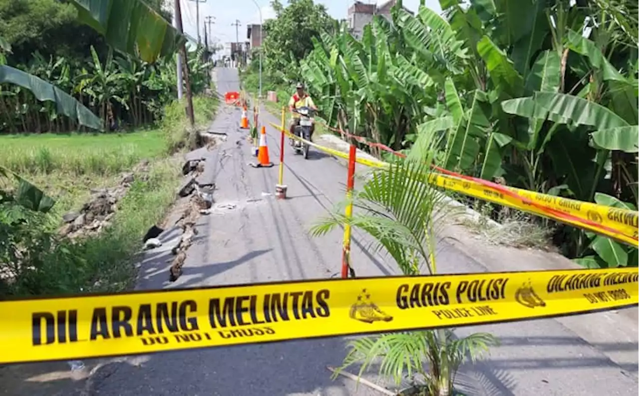 Jalan Penghubung Antar-Kalurahan di Bantul Ambles, Pengendara Hati-Hati