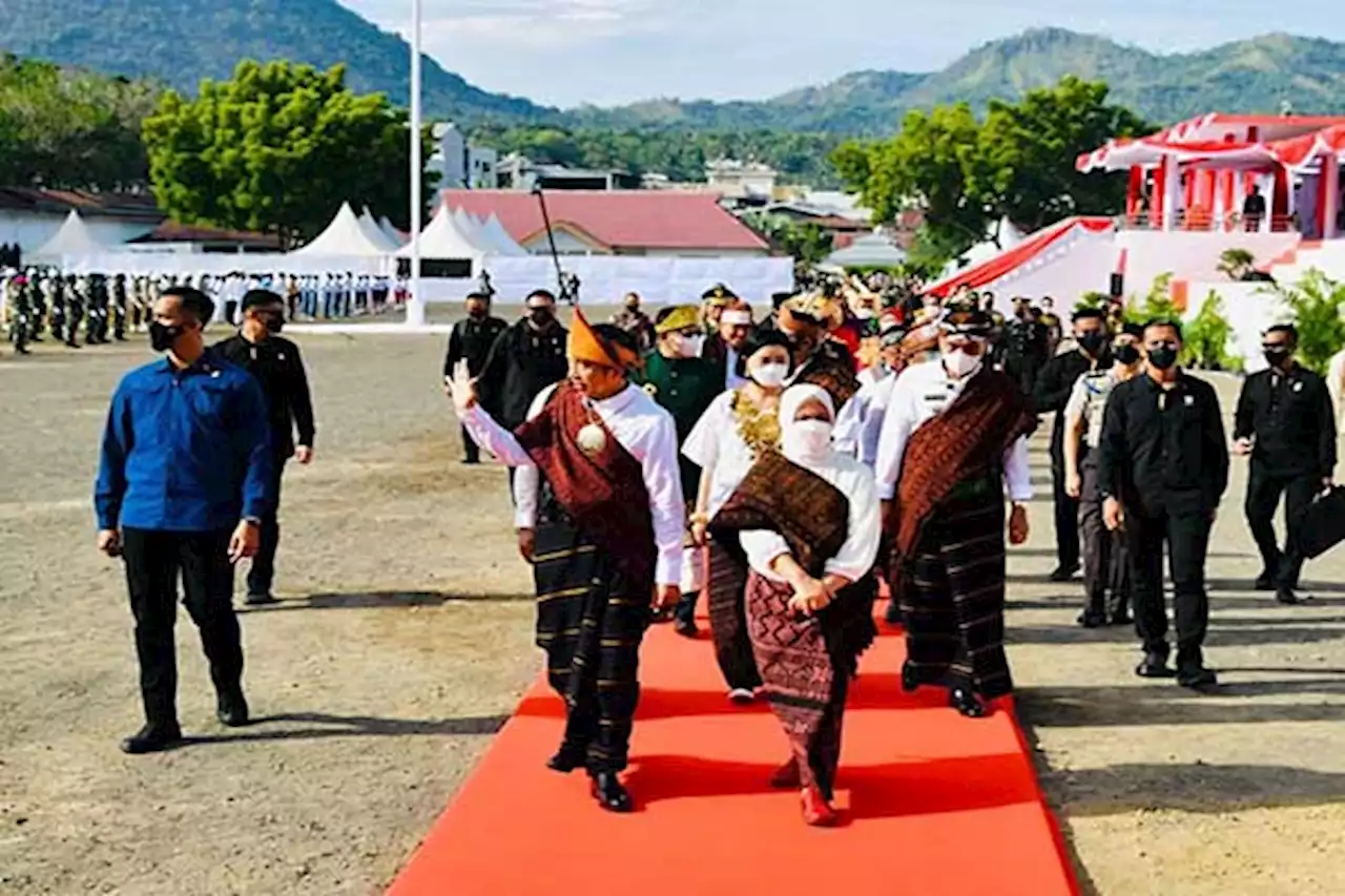 Kenakan Baju Adat Ende, Presiden Pimpin Harlah Pancasila di Ende NTT